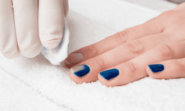 ¿Cómo quitar el esmalte de uñas sin acetona? Guía completa